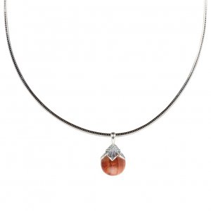 Strieborný náhrdelník so santalovou perlou